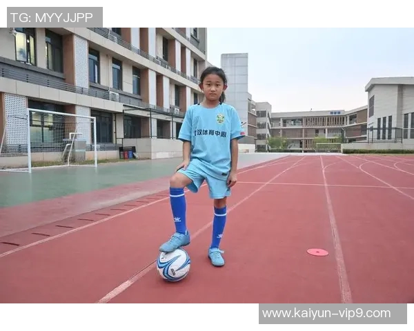 冬季球星足球女运动员时尚穿搭解析与保暖技巧分享